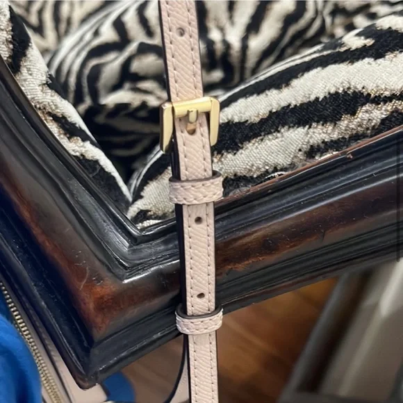 LIKE NEW!!! Michael Kors Crossbody used maybe 3 times - Pristine Condition! - Picture 4 of 8